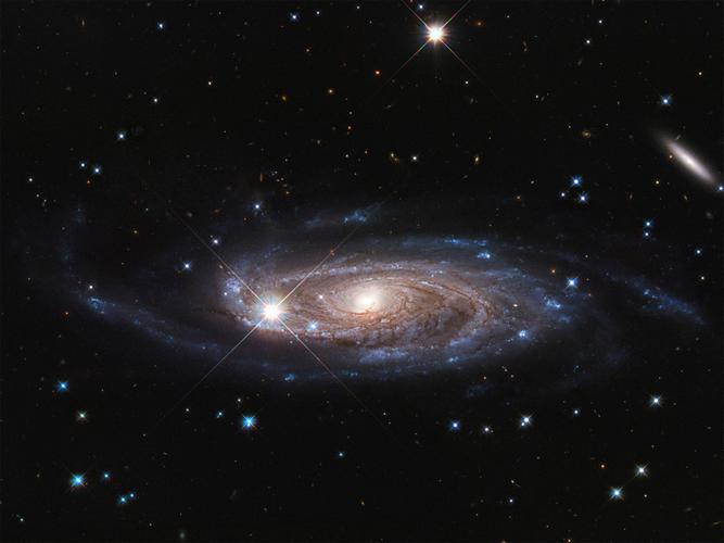 Une photo publiée le 6 janvier 2020 par l'Agence spatiale européenne montre la galaxie UGC 2885, qui pourrait être la plus grande de l'univers local.