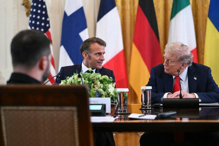 Le président ukrainien Volodymyr Zelensky, le président français Emmanuel Macron et le président américain Donald Trump participent à une réunion avec les dirigeants européens dans la salle Est de la Maison Blanche à Washington, le 18 août 2025.