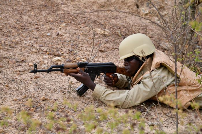 Un soldat burkinabé participe à un entraînement avec des instructeurs de l'armée autrichienne au camp militaire de Kamboinse - Général Bila Zagre, près de Ouagadougo, au Burkina Faso, le 13 avril 2018.