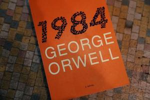 Qualifier de visionnaire le roman le plus influent de George Orwell n'a rien de nouveau.