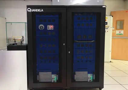 Une section de l'ordinateur quantique photonique « Lucy » de Quandela lors de la visite du président français au Forum européen sur la puissance de calcul, les sciences et technologies quantiques et les semi-conducteurs au Très Grand Centre de calcul du Commissariat à l'énergie atomique et aux énergies alternatives (CEA) à Bruyères-le-Châtel, au sud de Paris, le 22 mai 2026.