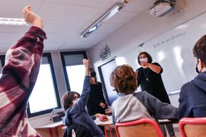 Les professeurs du collège Les Battières donnent des cours à des élèves à Lyon, le 15 octobre 2021.