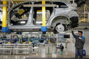 Une chaîne de montage dans une usine du constructeur automobile chinois Li Auto à Changzhou, en Chine, le 27 mars 2024.