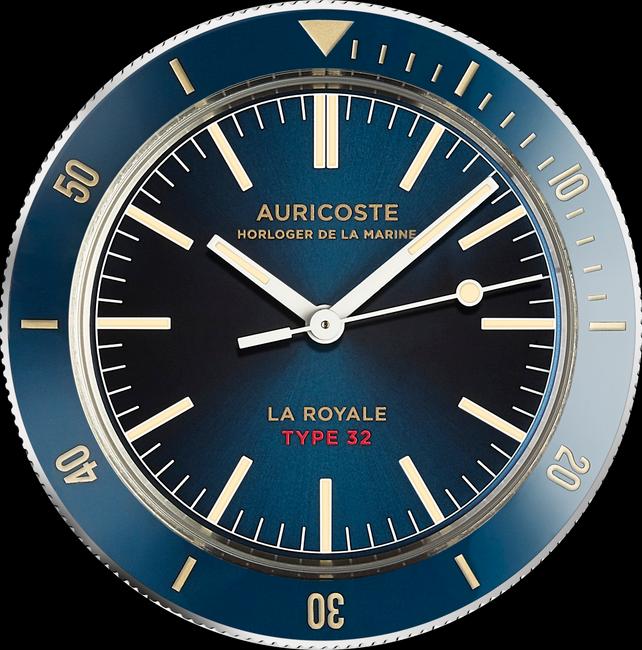 Une « plongeuse » en uniforme d’officier de marine (Auricoste)…