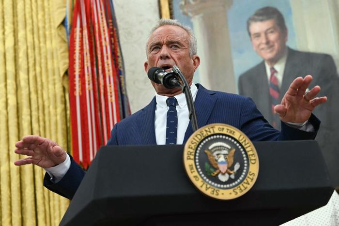 Robert F. Kennedy Jr. s'exprime après avoir prêté serment en tant que secrétaire à la santé et aux services sociaux dans le bureau ovale de la Maison Blanche à Washington, DC, le 13 février 2025.