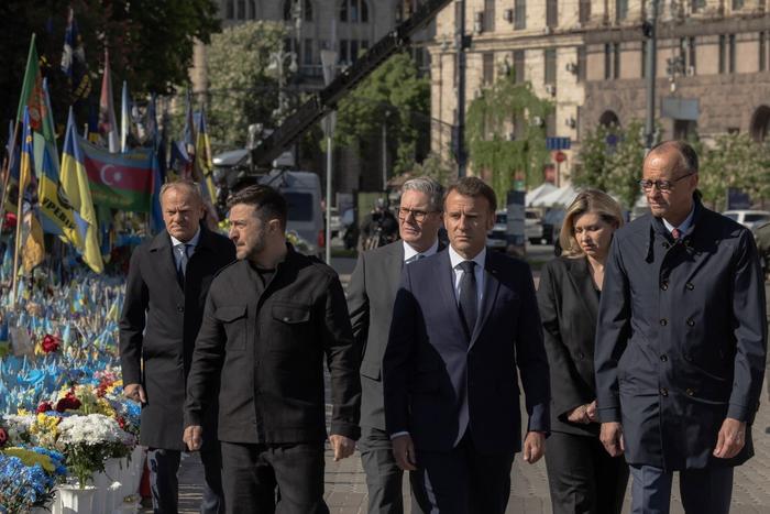 Donald Tusk, Volodymyr Zelensky, Keir Starmer, Emmanuel Macron, Olena Zelenska et Friedrich Merz rendent hommage aux victimes de la guerre au Mémorial des morts, place de l'Indépendance (Maïdan) à Kiev, le 10 mai 2025.