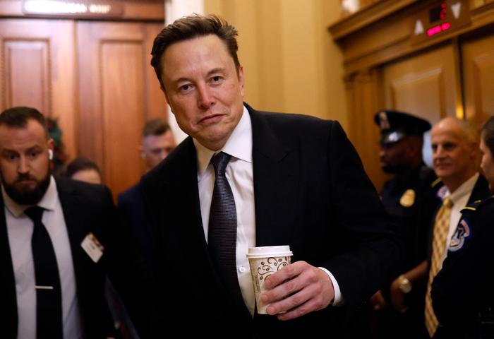 Elon Musk, coprésident du nouveau Département de l'efficacité gouvernementale (DOGE), arrive au Capitole le 5 décembre 2024 à Washington, DC.