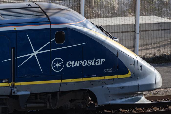 La compagnie Eurostar a présenté début octobre un uniforme neutre et inclusif lors d'un défilé dans la Gare du Nord à Paris, en pleine fashion week