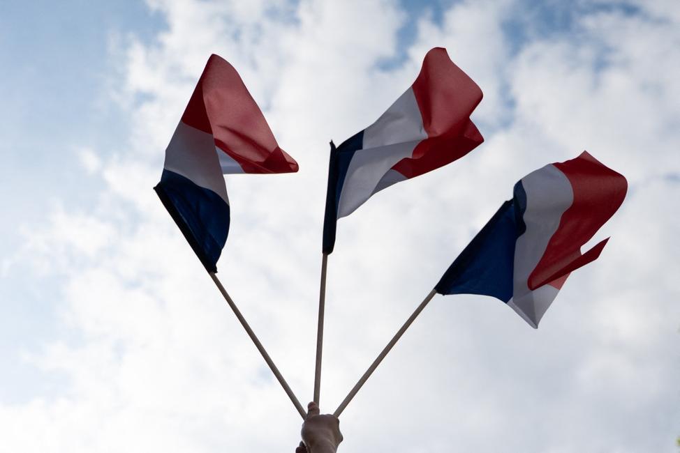 Des drapeaux français lors de la cérémonie du 80e anniversaire du Jour de la Victoire en Europe, sur l'avenue des Champs-Élysées à Paris, le 8 mai 2025. (image d'illustration)