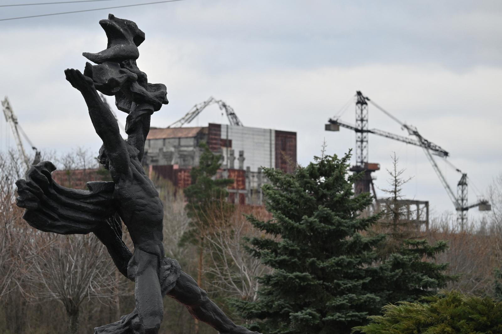 Une statue de Prométhée à Tchernobyl.