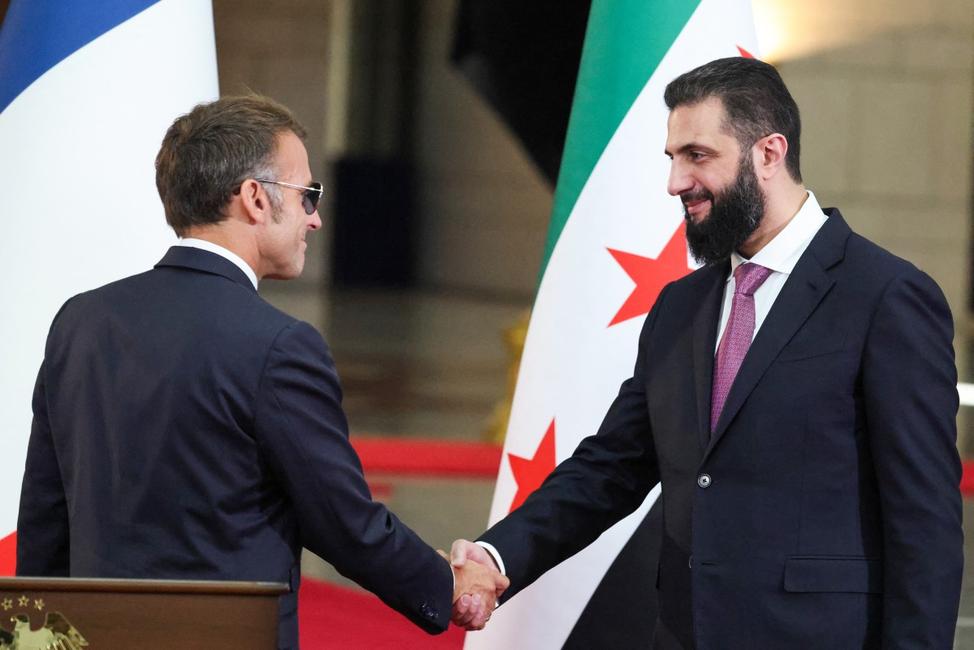 Le président syrien Ahmed al-Sharaa serre la main du président français Emmanuel Macron à l'issue d'une conférence de presse conjointe à Damas, le 7 juillet 2026.