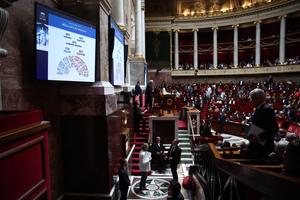 Cette photo montre un tableau indiquant les résultats du vote de la motion de rejet lors d’un débat à l’Assemblée nationale, le 8 juillet 2025.