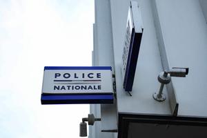 Des caméras de sécurité à l'extérieur d'un poste de police. (Image d'illustration)