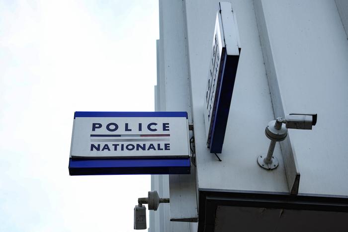 Des caméras de sécurité à l'extérieur d'un poste de police. (Image d'illustration)