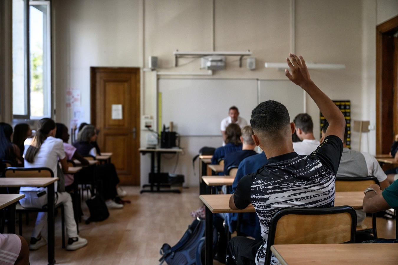 Meilleures notes aux devoirs, moins bons résultats aux examens : ce que révèle la plus grande étude jamais menée sur l'IA à l'école