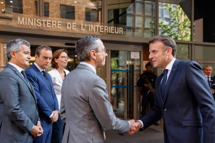 Bruno Retailleau, Emmanuel Macron et des ministres du gouvernement sur le site du ministère de l'Intérieur lors d'une visite officielle.