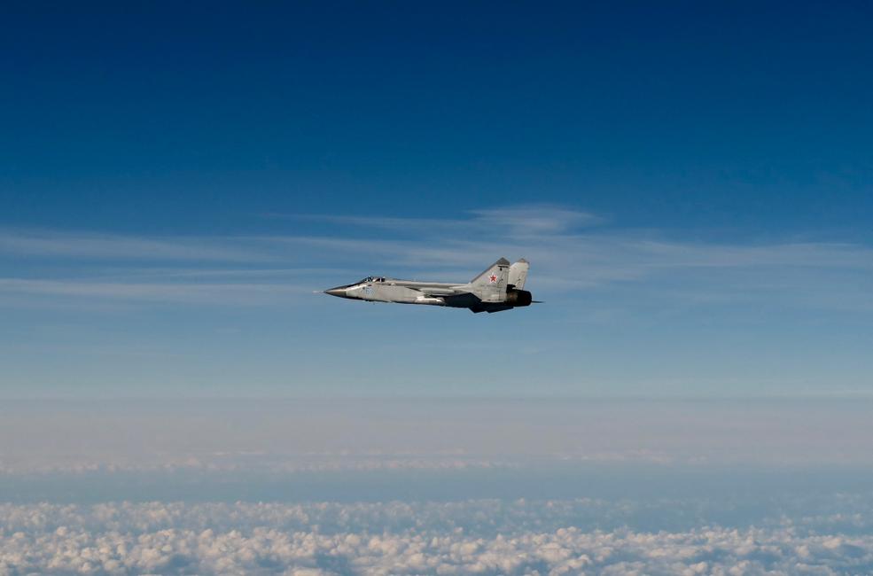 Cette image, publiée le 19 septembre 2025 par l'armée de l'air suédoise, montre un avion de chasse russe MIG-31 survolant la mer Baltique après avoir violé l'espace aérien estonien.