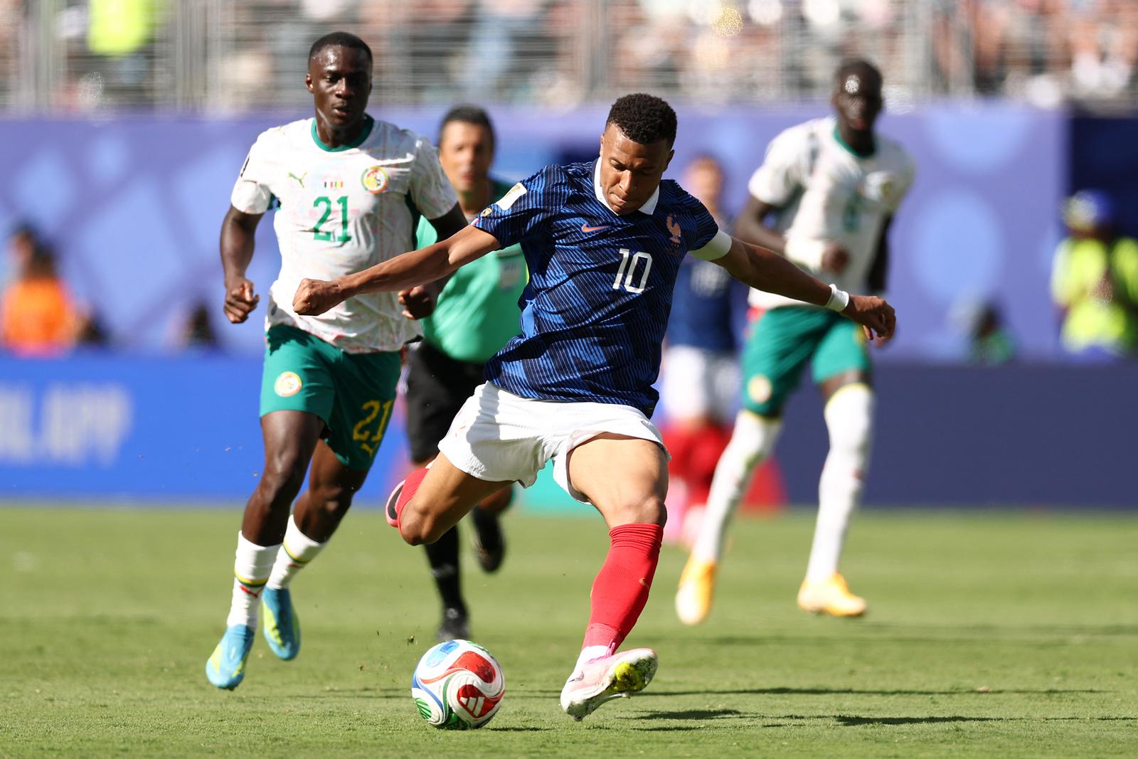 Kylian Mbappé tire pour marquer le troisième but de son équipe lors du match entre la France et le Sénégal au New York/New Jersey Stadium, le 16 juin 2026.