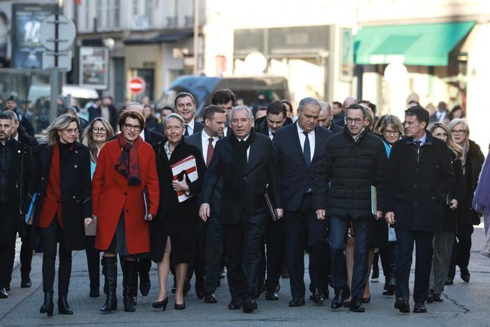 Le  Premier ministre François Bayrou et d'autres membres du gouvernement au palais présidentiel de l'Élysée le 3 janvier 2025, pour leur première réunion de cabinet depuis leur nomination.