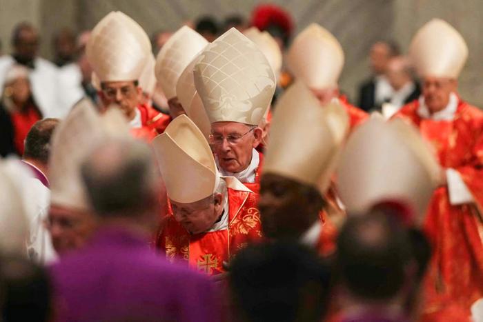 Les cardinaux assistent à une messe pour l'élection du pontife romain, avant le début du conclave, à la basilique Saint-Pierre au Vatican, le 7 mai 2025.