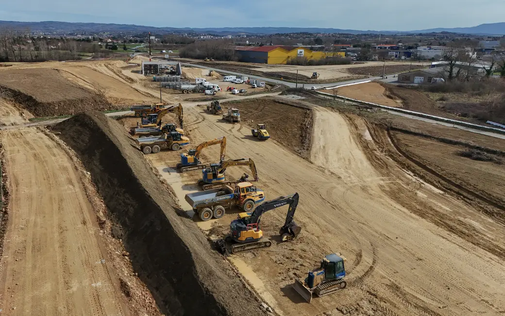 Cette photographie aérienne montre des engins de chantier, notamment des pelleteuses, stationnés sur le site de construction de l’autoroute A69, près de Castres. (Image d'illustration)