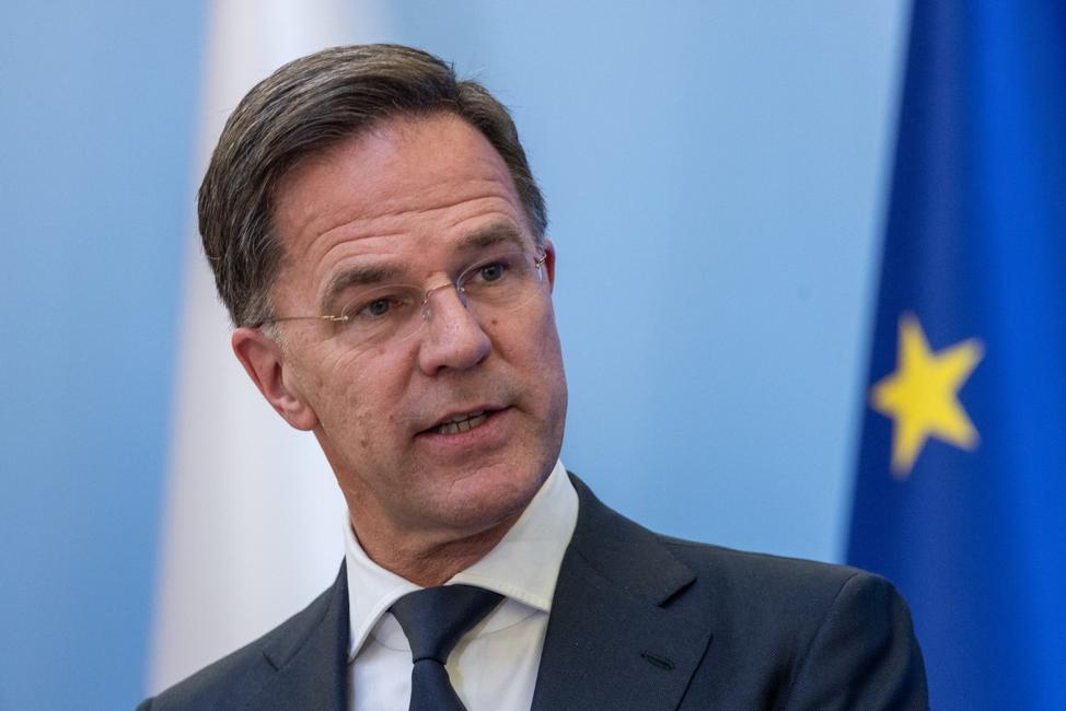 Le secrétaire général de l'OTAN, Mark Rutte, prend la parole lors d'une conférence de presse conjointe avec le Premier ministre polonais après leur réunion à Varsovie, en Pologne, le 26 mars 2025.