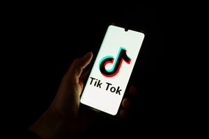 La plateforme de réseau social chinoise TikTok.
