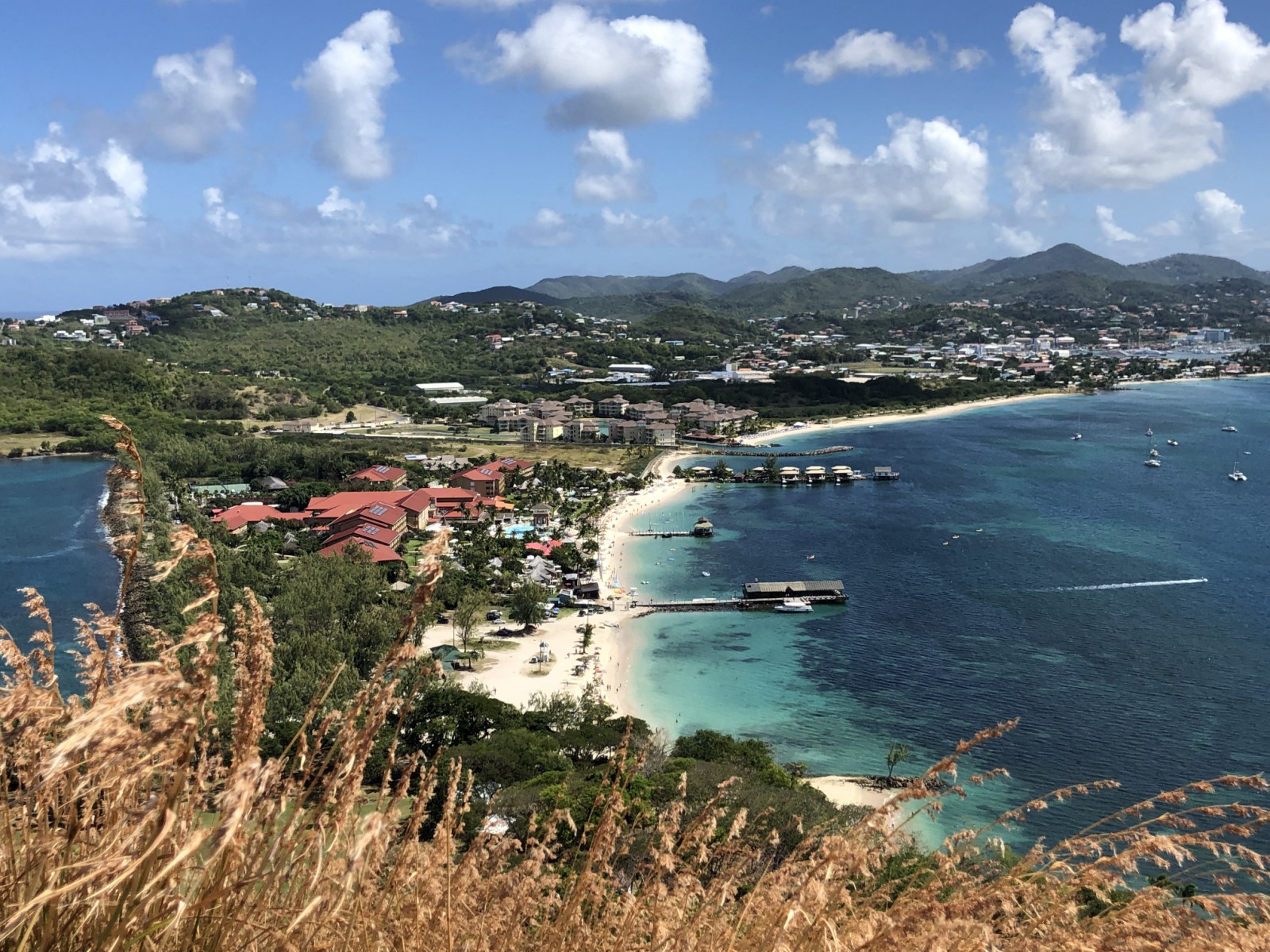Sainte-Lucie : le petit État qui veut prospérer sans bruit dans un monde qui vacille, entretien avec Ernest Hilaire, vice-Premier ministre