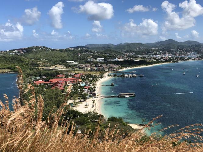 La plage de Pigeon Beach à Sainte-Lucie, vue depuis Fort Rodney.