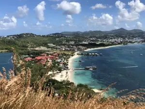 La plage de Pigeon Beach à Sainte-Lucie, vue depuis Fort Rodney.