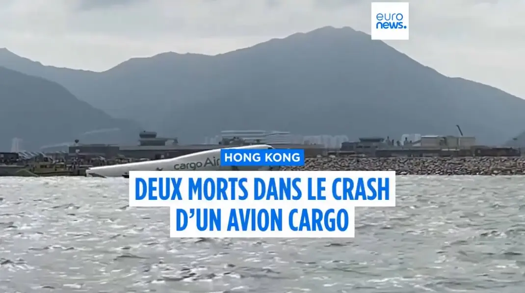 Un Boeing 747 cargo opérant pour Emirates, exploité par la compagnie turque ACT Airlines, a dérapé lors de son atterrissage à Hong Kong dans la nuit de samedi à dimanche, provoquant la mort de deux employés au sol.
