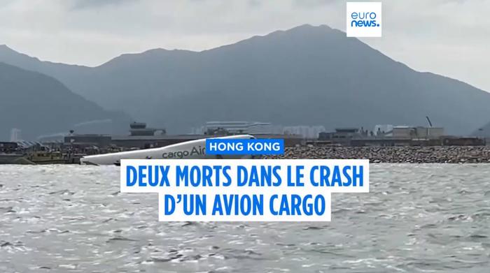 Un Boeing 747 cargo opérant pour Emirates, exploité par la compagnie turque ACT Airlines, a dérapé lors de son atterrissage à Hong Kong dans la nuit de samedi à dimanche, provoquant la mort de deux employés au sol.