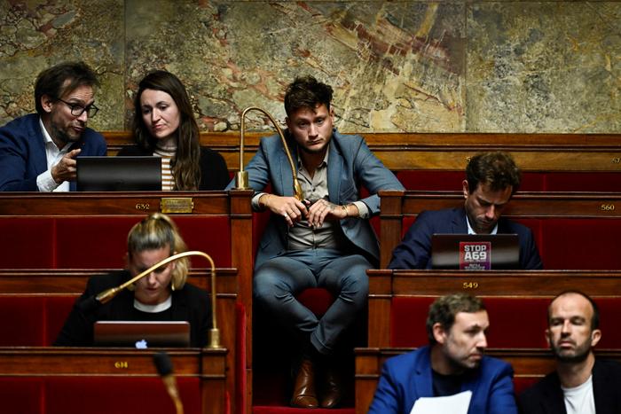Le député Raphaël Arnault, du parti de La France insoumise (LFI), assiste à une séance de débat sur le projet de loi de finances 2025 à l'Assemblée nationale, à Paris, le 24 octobre 2024.