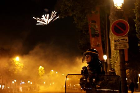 Un CRS monte la garde lors des célébrations des supporters du PSG après la victoire de leur équipe en finale de la Ligue des champions de l'UEFA entre le Paris Saint-Germain (PSG) et Arsenal FC, jouée à Budapest, à Paris le 30 mai 2026.