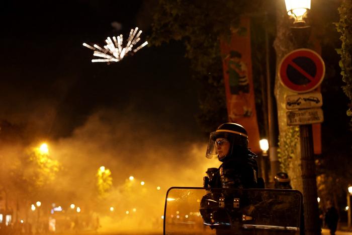 Un CRS monte la garde lors des célébrations des supporters du PSG après la victoire de leur équipe en finale de la Ligue des champions de l'UEFA entre le Paris Saint-Germain (PSG) et Arsenal FC, jouée à Budapest, à Paris le 30 mai 2026.