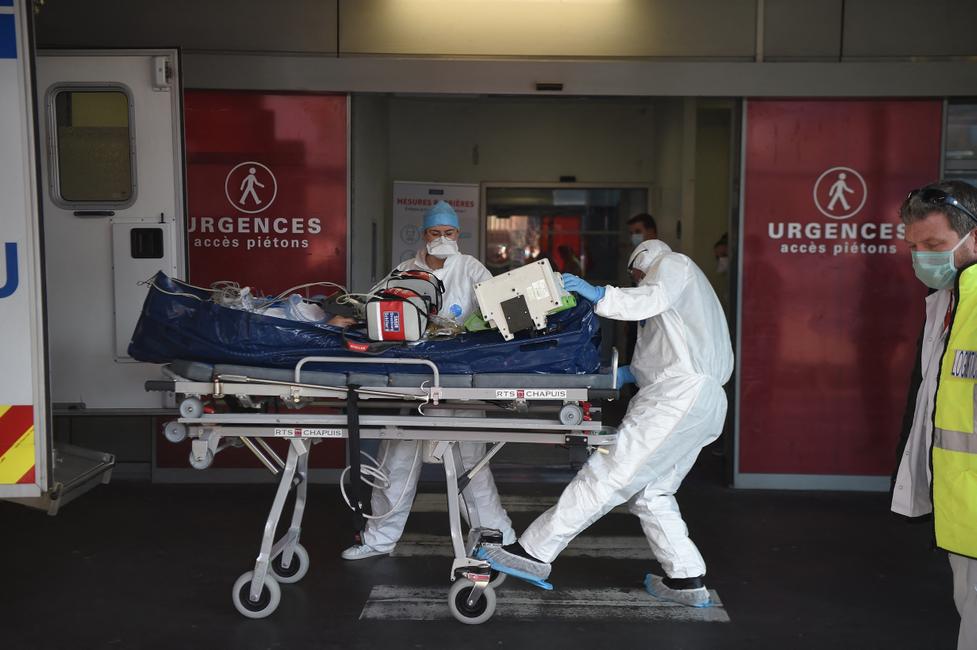 Des membres du personnel soignant transportent un patient infecté par le Covid-19 aux urgences de l'hôpital de Strasbourg, après son arrivée par avion en provenance de la région lyonnaise, le 6 novembre 2020 à Strasbourg.