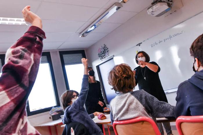 Les professeurs du collège Les Battières donnent des cours à des élèves à Lyon, le 15 octobre 2021.