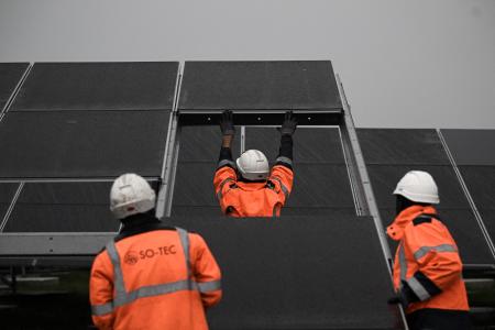 Des employés installent des panneaux solaires sur le chantier d'une centrale solaire de l'entreprise Jpee, un fournisseur français d'équipements d'énergie solaire, à Pessac, près de Bordeaux, le 15 novembre 2022.