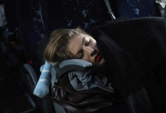 Une femme plongée en pleine sieste.