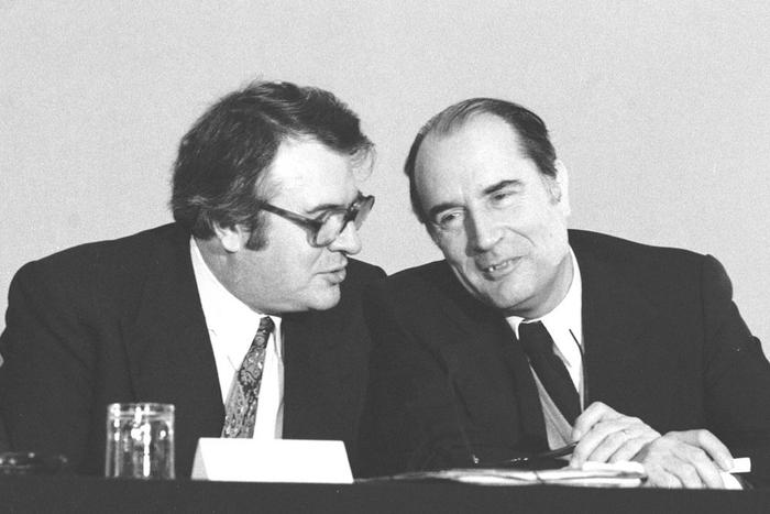 Pierre Mauroy et François Mitterrand : "Ça marche pas, patron, il va falloir trouver autre chose..."