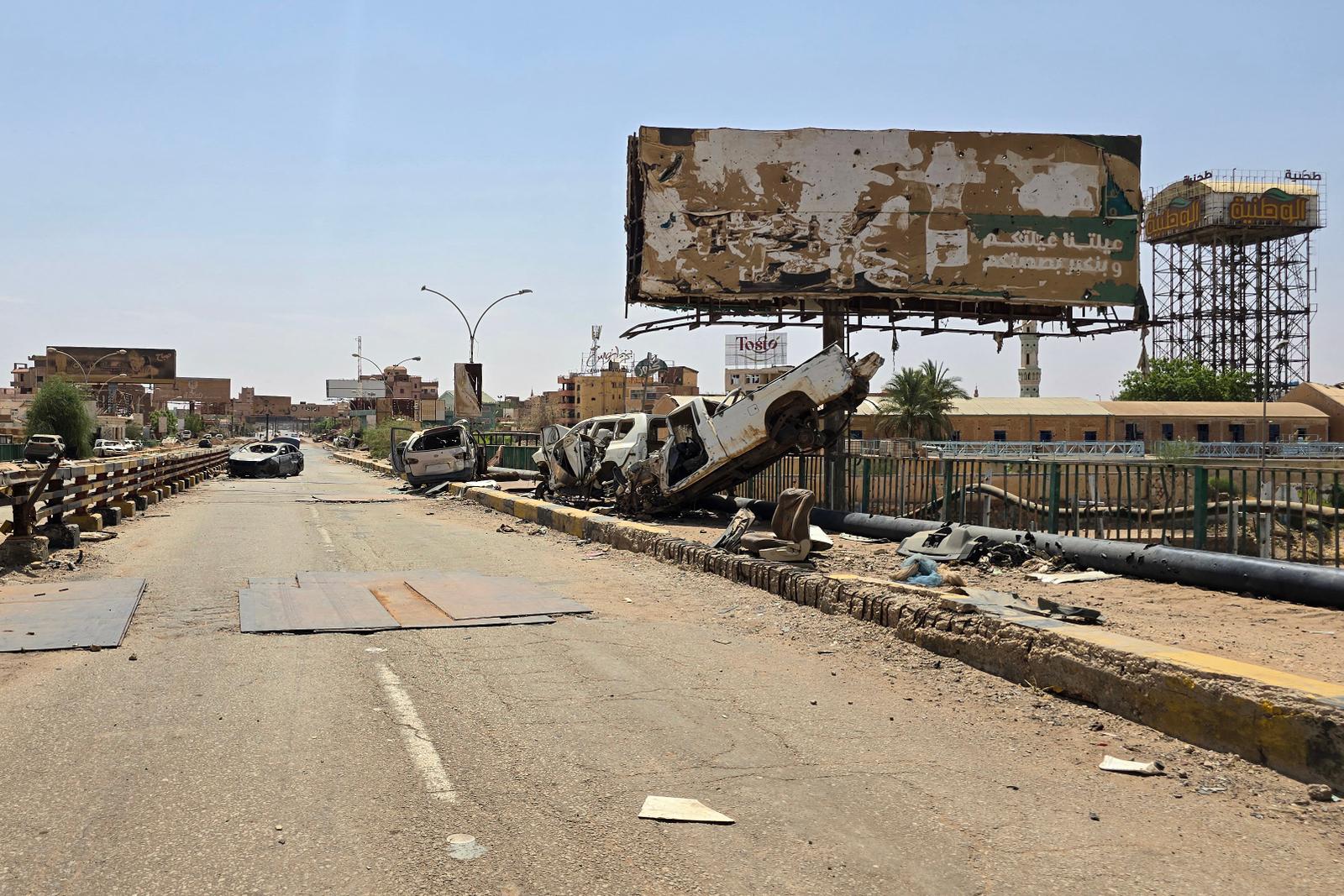 Des carcasses de voitures jonchent les décombres du pont Shambat, qui relie Omdurman à Bahri, le 24 juin 2025, dans la région de la capitale soudanaise. Les affrontements entre l’armée régulière soudanaise et les paramilitaires des Forces de soutien rapide, en guerre depuis avril 2023, se sont intensifiés dans l’ouest et le sud du pays ces dernières semaines.