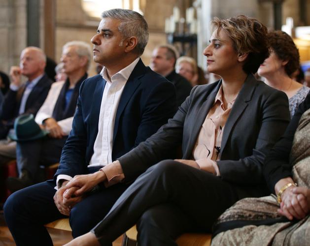 Sadiq Khan, nouveau maire de Londres, tient la main de sa femme Saadiya lors de sa cérémonie d'investiture, dans la cathédrale de Southwark, à Londres, en Grande-Bretagne, le 7 mai 2016.