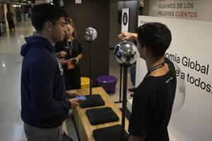 À Buenos Aires, le 22 mars 2024, un homme se fait scanner l'iris à l'aide d'une sphère, un dispositif de lecture de données biométriques, en échange de la cryptomonnaie Worldcoin.