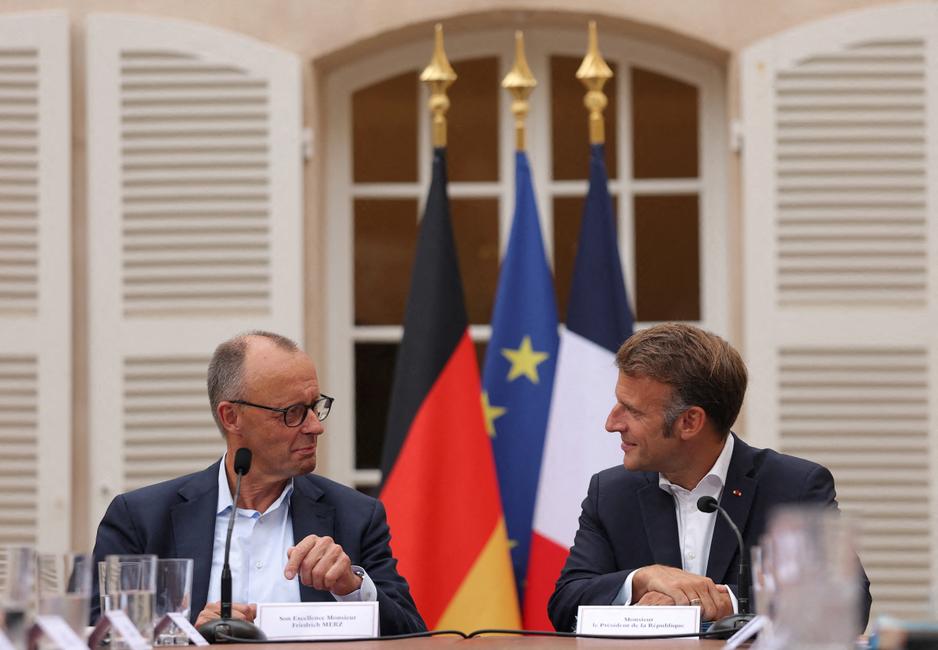 Le chancelier allemand Friedrich Merz et le président français Emmanuel Macron avant un dîner de travail à la veille d'une réunion du cabinet franco-allemand, au Fort de Brégançon, le 28 août 2025.