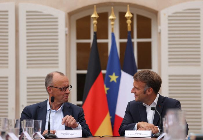 Le chancelier allemand Friedrich Merz et le président français Emmanuel Macron avant un dîner de travail à la veille d'une réunion du cabinet franco-allemand, au Fort de Brégançon, le 28 août 2025.