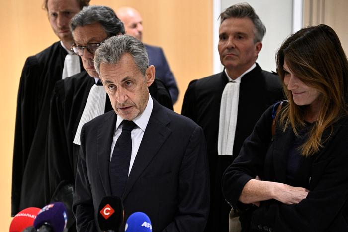 L'ancien président français Nicolas Sarkozy s'adresse à la presse après le verdict de son procès pour financement illégal de campagne depuis la Libye pour sa candidature présidentielle réussie de 2007, au tribunal de Paris, le 25 septembre 2025.