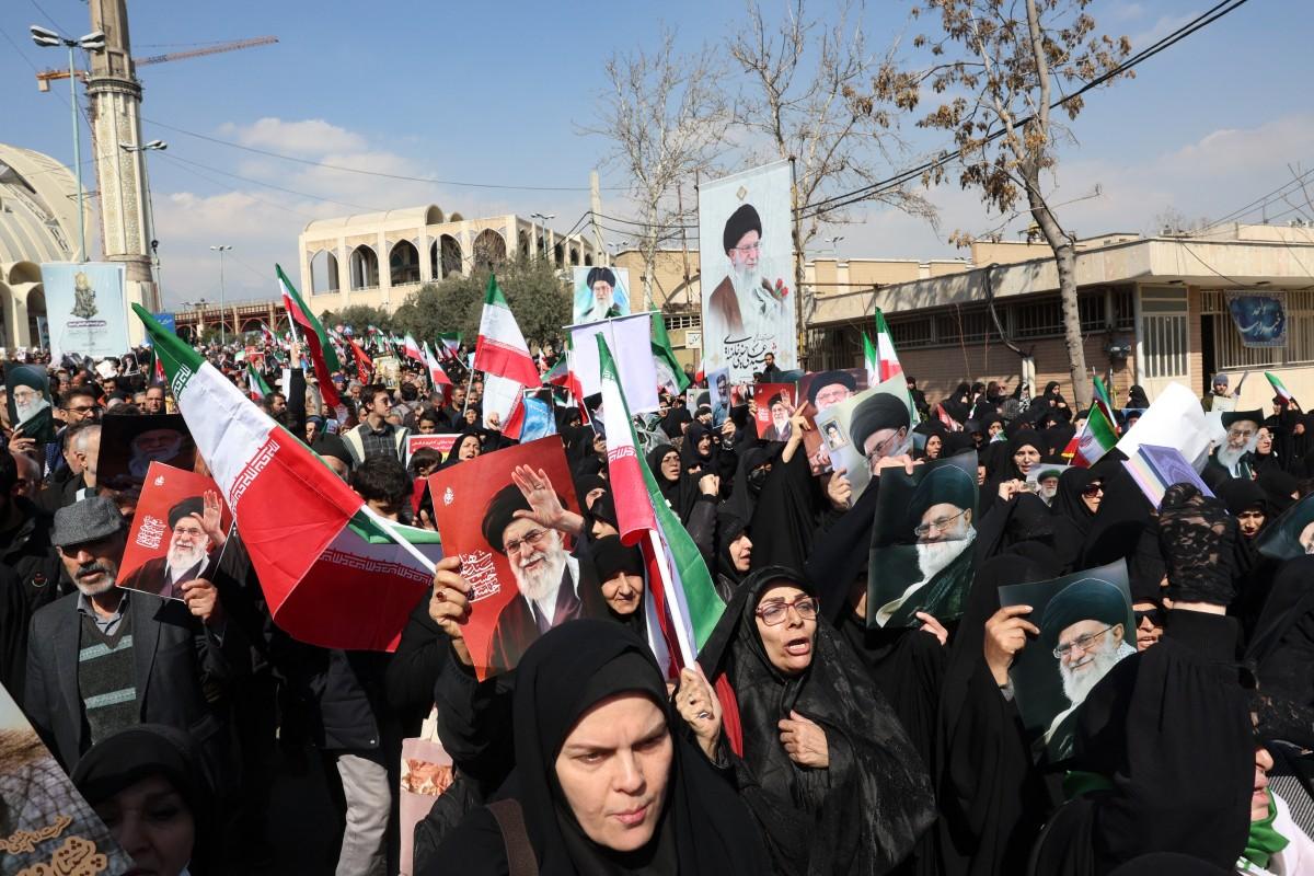 Soutiens du régime iranien rendant hommage à l'ayatollah Khamenei