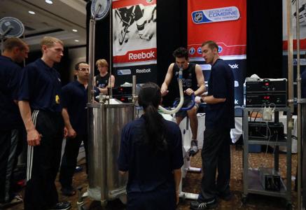 Un athlète effectue un test de VO2 max lors du camp d’évaluation de la  NHL, au Centre international de Mississauga, en Ontario, au Canada.