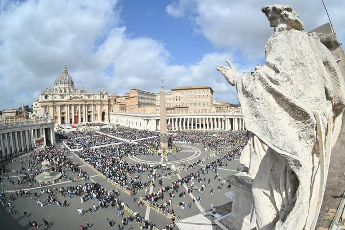 Une vue générale montre la foule sur la place Saint-Pierre pendant la messe du dimanche des Rameaux au Vatican le 24 mars 2024.