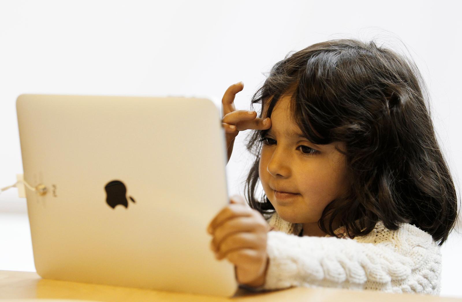 Enfant sur une tablette numérique. (Image d'illustration)